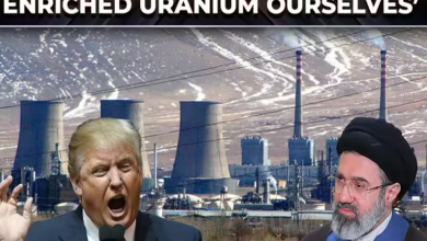 트럼프와 이란 국기, 우라늄 원통과 유전 이미지를 배경으로 전쟁 비용과 자원 확보를 상징적으로 보여주는 장면