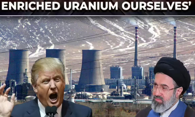 트럼프와 이란 국기, 우라늄 원통과 유전 이미지를 배경으로 전쟁 비용과 자원 확보를 상징적으로 보여주는 장면