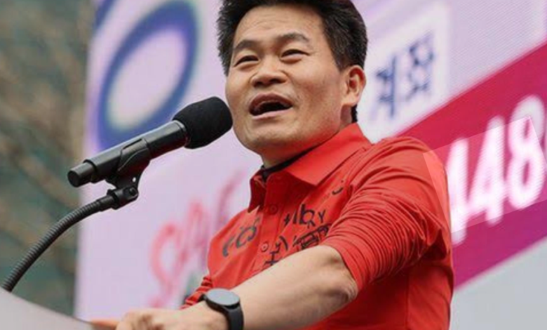 광화문 집회 무대와 여의도 집회 분위기가 대비되고, 전한길과 손현보를 상징하는 발언 장면이 겹쳐 보이는 정치 이미지