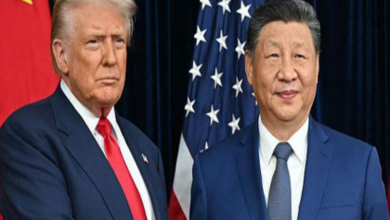 이란 국기와 중국 국기가 멀어지고 미국 국기가 중앙에 부상하는 중동 지정학 변화 이미지