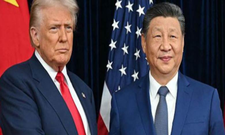 이란 국기와 중국 국기가 멀어지고 미국 국기가 중앙에 부상하는 중동 지정학 변화 이미지