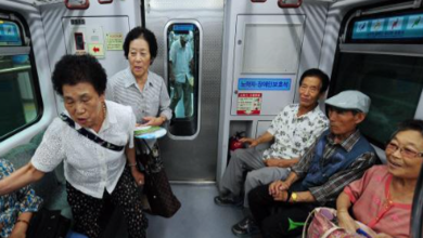 출퇴근 시간 혼잡한 서울 지하철에서 다양한 연령대 시민들이 밀집해 있는 모습