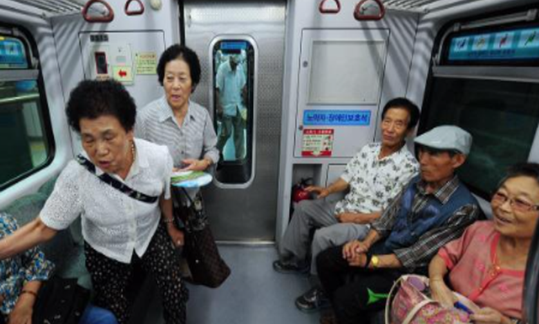 출퇴근 시간 혼잡한 서울 지하철에서 다양한 연령대 시민들이 밀집해 있는 모습