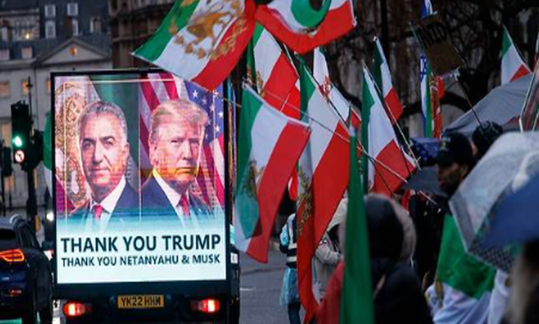 이란 국기와 팔레비 상징 이미지가 겹쳐진 정치 변화 상징 장면