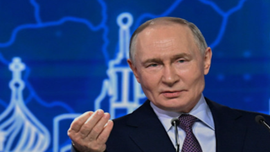 블라디미르 푸틴과 러시아 재벌, 전쟁 예산 압박을 상징하는 이미지