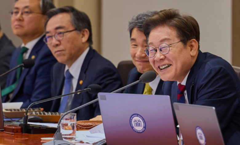 트럼프의 이란전쟁과 소버린 AI 확산이 국가 통제 시스템 강화로 이어지는 흐름을 상징하는 이미지