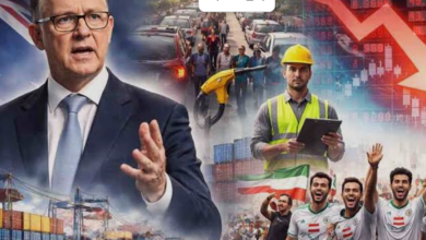 호주 주유소 앞 차량 행렬과 연료 부족 안내판을 배경으로 연료 사재기 불안을 상징하는 이미지