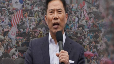 손현보 목사의 설교 장면과 미국 정치 상징, 광장 집회 분위기가 함께 겹쳐 보이며 한미 보수 기독교 정치의 연결을 암시하는 이미지