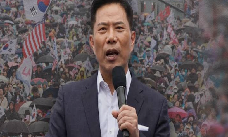 손현보 목사의 설교 장면과 미국 정치 상징, 광장 집회 분위기가 함께 겹쳐 보이며 한미 보수 기독교 정치의 연결을 암시하는 이미지