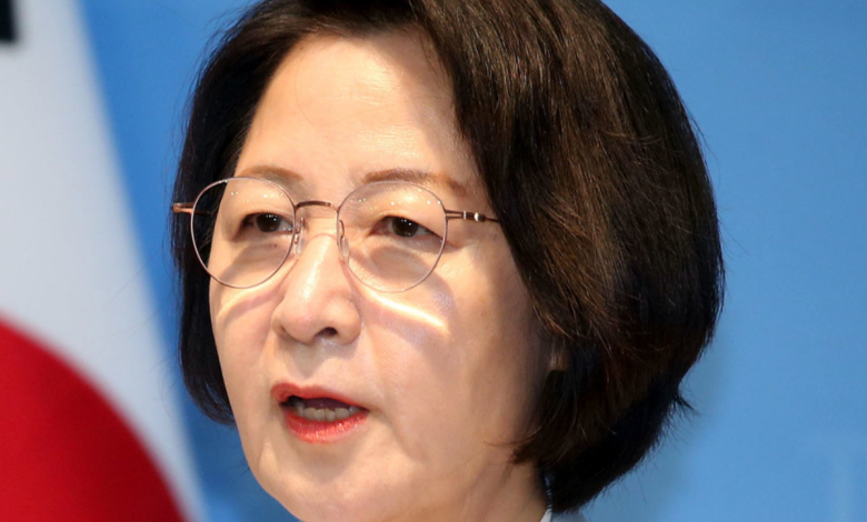 국회 기자회견장에서 법사위원장 사퇴를 밝히는 추미애 의원의 모습