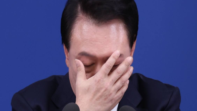 구치소 철문과 식판이 대비된 권력 추락 상징 이미지