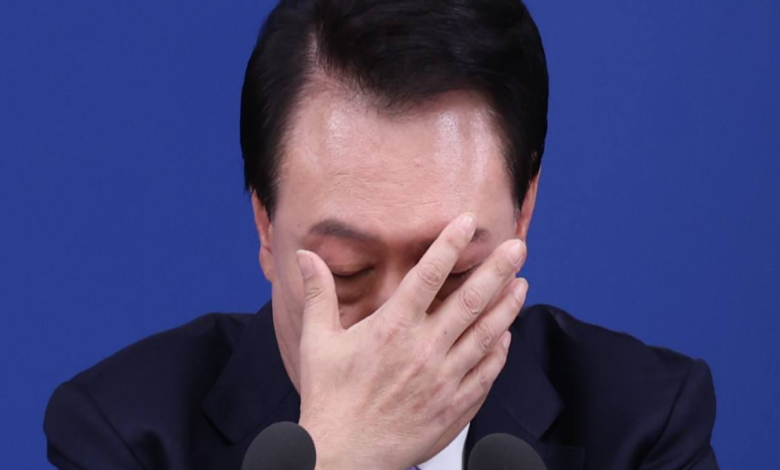 구치소 철문과 식판이 대비된 권력 추락 상징 이미지