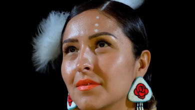 타임스스퀘어 전광판에 비친 원주민 여성의 징글 드레스 춤과 공공예술의 힘을 상징하는 이미지