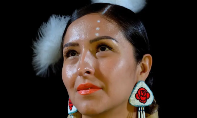 타임스스퀘어 전광판에 비친 원주민 여성의 징글 드레스 춤과 공공예술의 힘을 상징하는 이미지