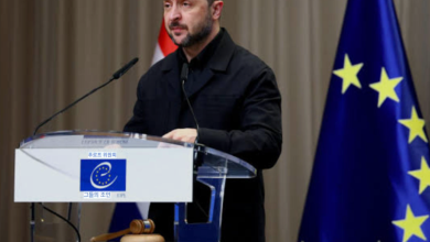 우크라이나 전선 지도와 검색창 그래픽, 흐릿한 폭격 장면이 겹쳐 보이는 국제정세 상징 이미지