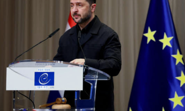 우크라이나 전선 지도와 검색창 그래픽, 흐릿한 폭격 장면이 겹쳐 보이는 국제정세 상징 이미지