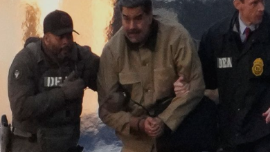 뉴욕 연방법원에 출석한 마두로 부부와 미국의 사법 압박을 상징적으로 보여주는 시사 이미지