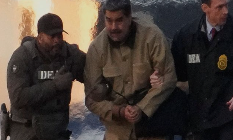 뉴욕 연방법원에 출석한 마두로 부부와 미국의 사법 압박을 상징적으로 보여주는 시사 이미지