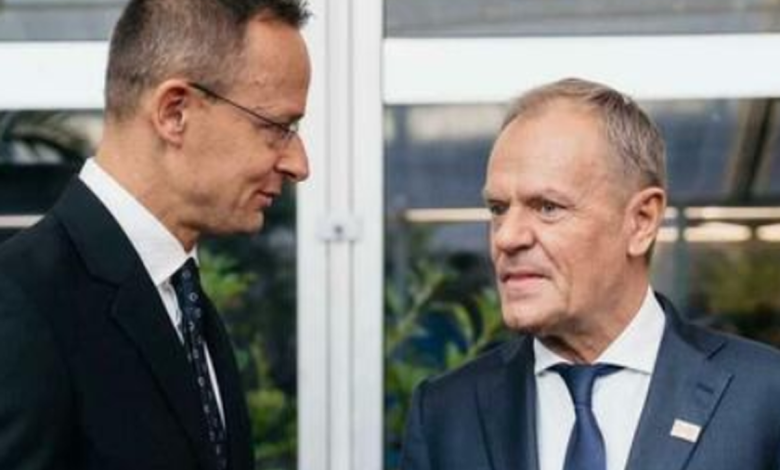 유럽연합 깃발과 헝가리 총리 빅토르 오르반, 러시아를 상징하는 배경이 겹쳐진 친러 첩보 의혹 이미지