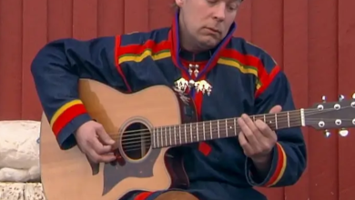 북유럽 설원과 전통 복장을 한 사미인의 실루엣이 겹쳐 보이며 정체성과 기억을 상징하는 이미지