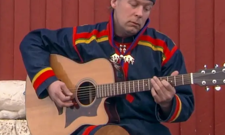 북유럽 설원과 전통 복장을 한 사미인의 실루엣이 겹쳐 보이며 정체성과 기억을 상징하는 이미지