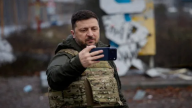 우크라이나 전선에서 드론과 지상 로봇이 정찰과 돌격, 점령 작전을 수행하는 미래 전쟁 이미지