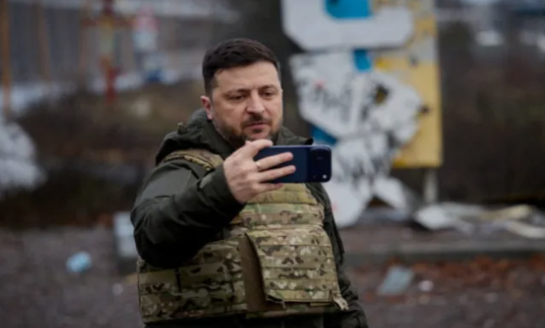 우크라이나 전선에서 드론과 지상 로봇이 정찰과 돌격, 점령 작전을 수행하는 미래 전쟁 이미지