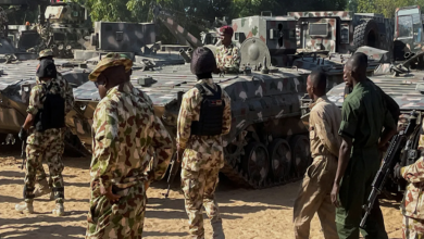 나이지리아 북동부 공습 이후 폐허가 된 시장과 민간인 피해를 상징적으로 보여주는 현장 이미지