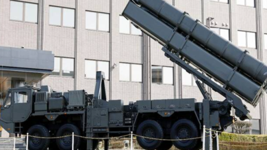 일본의 장거리 미사일 배치와 동북아 안보 재편을 상징하는 미사일 발사대와 한반도·일본 지도 합성 이미지