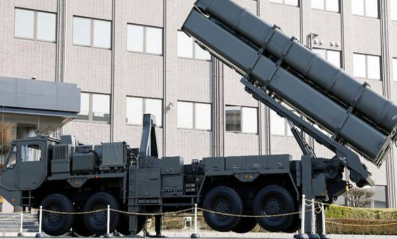 일본의 장거리 미사일 배치와 동북아 안보 재편을 상징하는 미사일 발사대와 한반도·일본 지도 합성 이미지