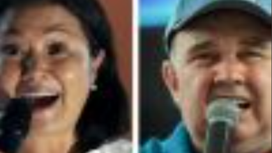 페루 리마의 혼잡한 투표소 앞에 긴 줄을 선 유권자들과 선거 지연 상황을 보여주는 이미지