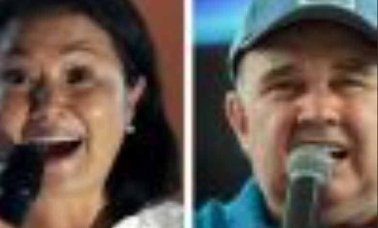 페루 리마의 혼잡한 투표소 앞에 긴 줄을 선 유권자들과 선거 지연 상황을 보여주는 이미지