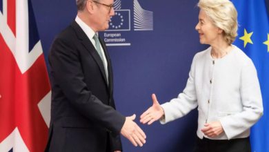 런던 시티 스카이라인과 유럽연합 깃발, 파운드 기호가 겹쳐 보이는 이미지로 영국의 금융주권 논란과 EU 재접근을 상징