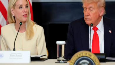 트럼프와 팸 본디, 그리고 미국 법무부 재편을 상징하는 긴장된 정치 장면