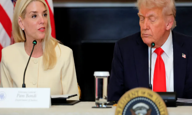 트럼프와 팸 본디, 그리고 미국 법무부 재편을 상징하는 긴장된 정치 장면