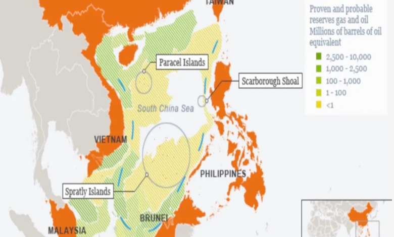 남중국해와 말라카 해협, 한국으로 향하는 원유 해상 운송로가 표시된 지정학 지도 이미지