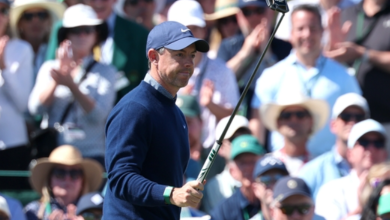 마스터스 3라운드에서 6타 차 선두를 날리고 공동 선두가 된 로리 맥길로이의 긴장감 있는 모습