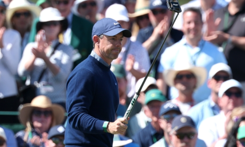 마스터스 3라운드에서 6타 차 선두를 날리고 공동 선두가 된 로리 맥길로이의 긴장감 있는 모습