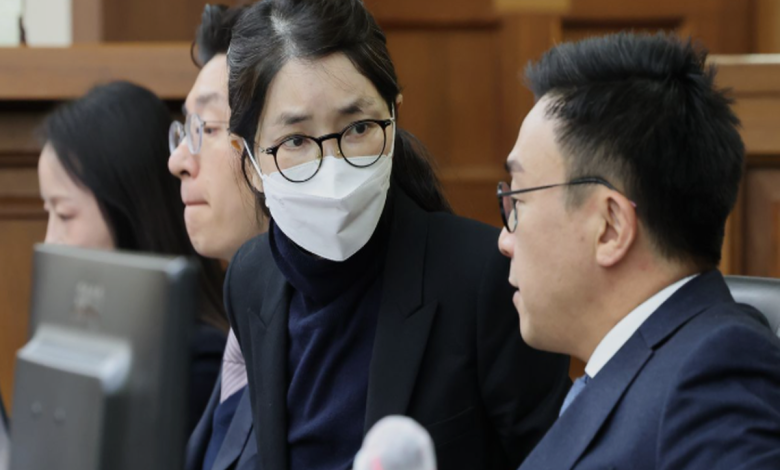 김건희 여사가 법정 증언대에서 증언거부권을 행사한 장면을 상징적으로 표현한 정치 분석 이미지