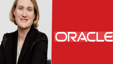 대형 AI 데이터센터 서버랙과 송전 설비 이미지를 배경으로 오라클 로고와 CFO 선임 소식을 상징적으로 보여주는 장면