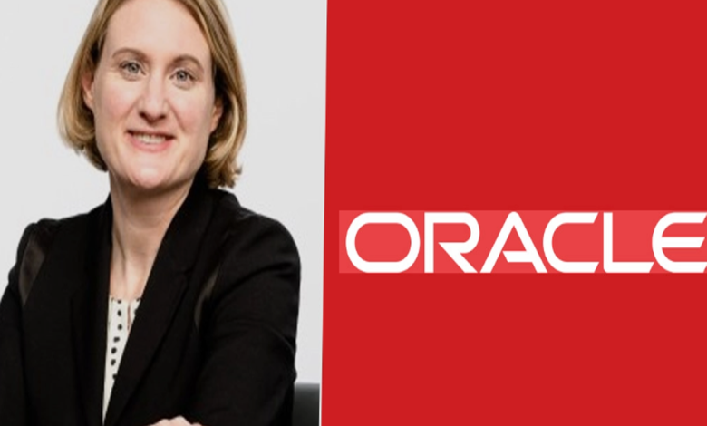 대형 AI 데이터센터 서버랙과 송전 설비 이미지를 배경으로 오라클 로고와 CFO 선임 소식을 상징적으로 보여주는 장면