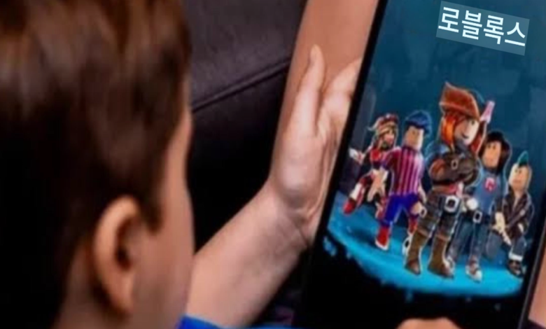 로블록스 로고와 어린이 사용자 계정 분리 개념이 함께 보이는 이미지