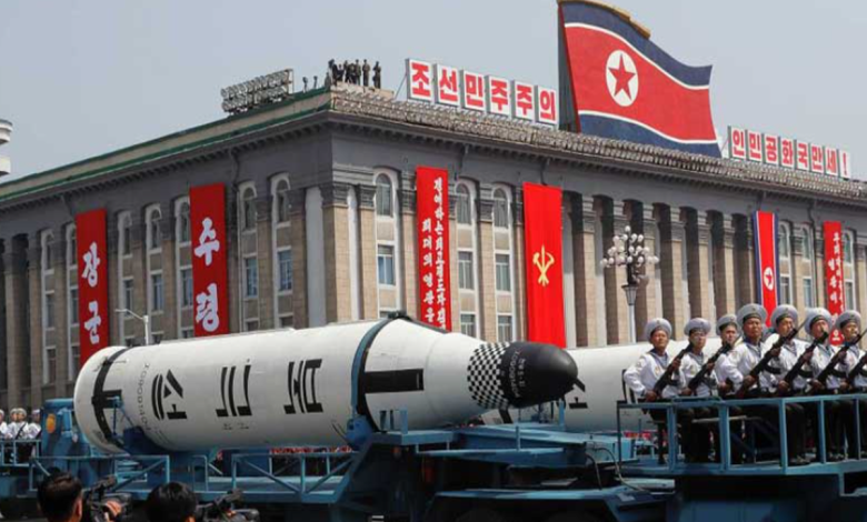 북한과 이란을 상징하는 배경 위로 겹쳐진 핵 위협의 그림자와 한반도 안보 불안