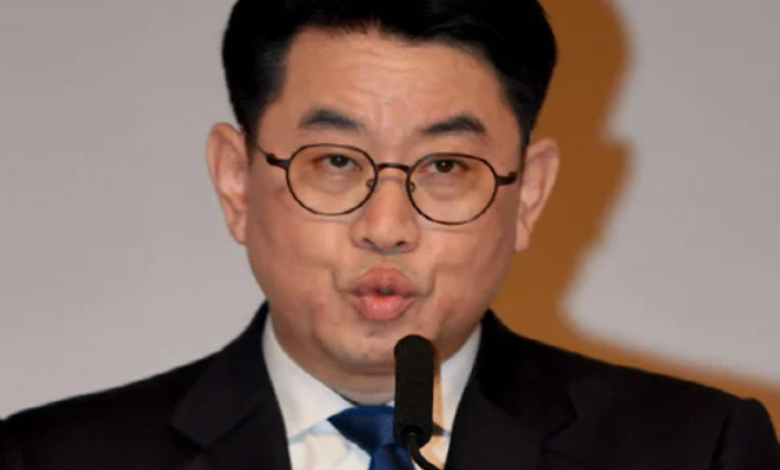 홍승욱 전 수원지검장과 박상용 검사 논란을 상징하는 법정·국회 이미지