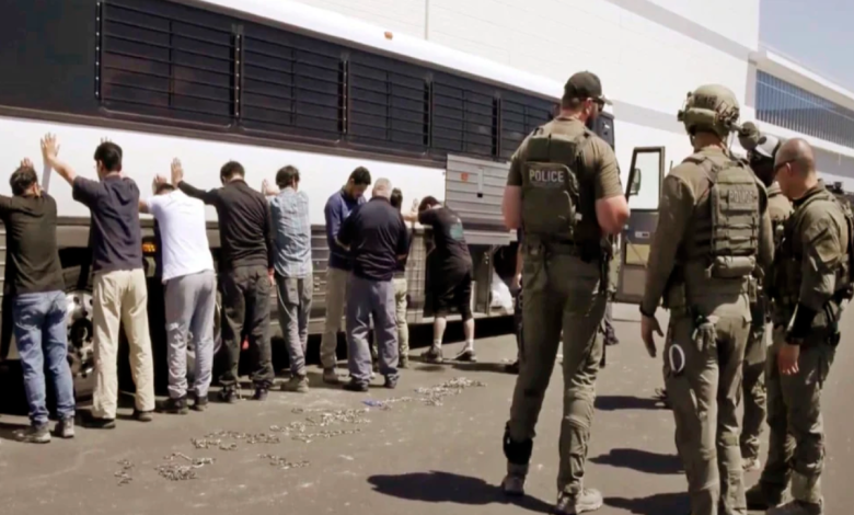 H-1B 비자 추첨 결과 앞에서 좌절하는 외국인 전문인력과 미국 공장 현장