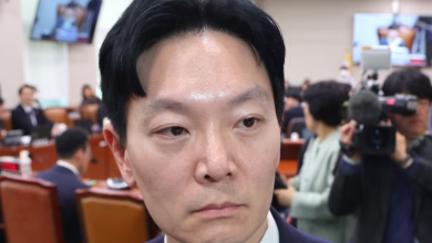 직무정지된 박상용 검사가 국회 선서 거부 논란과 대북송금 폭탄발언으로 정권과 충돌하는 상황을 상징적으로 보여주는 이미지