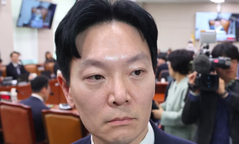 직무정지된 박상용 검사가 국회 선서 거부 논란과 대북송금 폭탄발언으로 정권과 충돌하는 상황을 상징적으로 보여주는 이미지