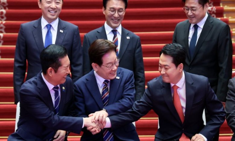 스마트폰 피싱 경고 화면과 국회 예산 심사 이미지를 겹쳐 보여주는 민생 불안 상징 사진