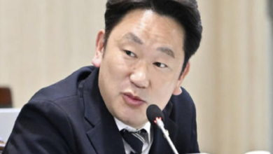 국회 발언대와 유튜브 마이크 이미지가 겹쳐진 화면 위로 민주당 내부 권력투쟁을 상징하는 붉고 푸른 조명이 비치는 장면
