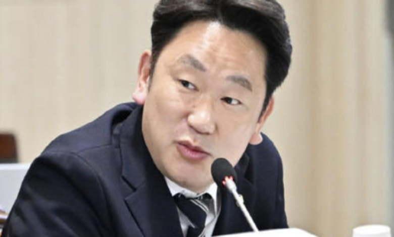 국회 발언대와 유튜브 마이크 이미지가 겹쳐진 화면 위로 민주당 내부 권력투쟁을 상징하는 붉고 푸른 조명이 비치는 장면